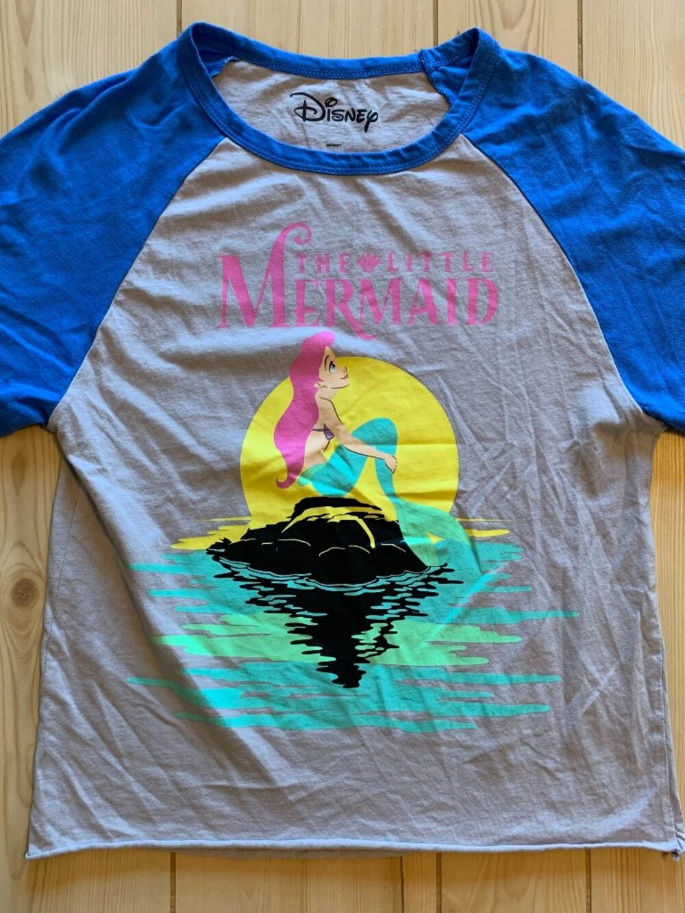 Walt Disney The Little Mermaid Ariel Surf Beach Ocean Cropped Style T-Shirt M